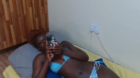 Snapshot of african_petite14 chatting on 07/09/26, 09:57 African petite14 online show from 07/09/26, 09:57