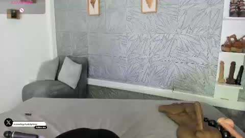 Snapshot of agatadelphine_mr chatting on 06/20/26, 01:25 Agatadelphine online show from 06/20/26, 01:25