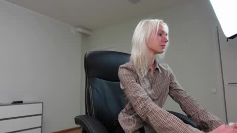 Agelina Lilly Laura online show from 11/19/25, 05:35