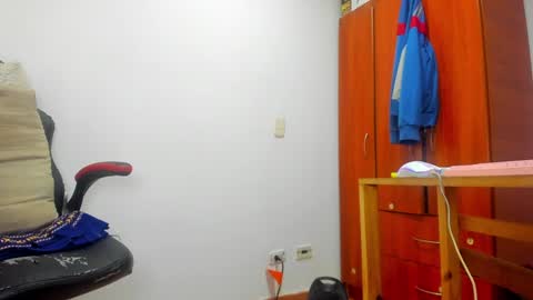 Snapshot of aguslover chatting on 12/28/24, 07:54 Agustin online show from 12/28/24, 07:54