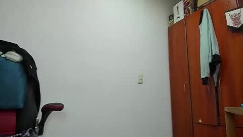 Snapshot of aguslover chatting on 12/14/25, 06:34 Agustin online show from 12/14/25, 06:34