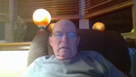 Snapshot of aguynrkfrd chatting on 11/24/25, 10:37 aguynrkfrd online show from 11/24/25, 10:37