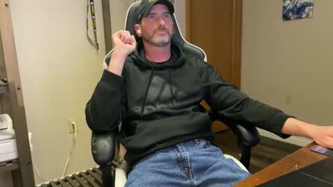 Snapshot of ah_shucks_ chatting on 04/05/26, 04:31 AhShucks online show from 04/05/26, 04:31
