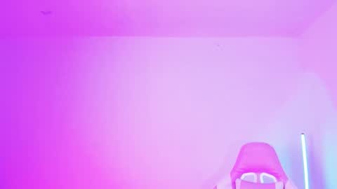 Snapshot of ahri_elderwood chatting on 12/15/25, 04:06 Ahri help me get to 100 online show from 12/15/25, 04:06