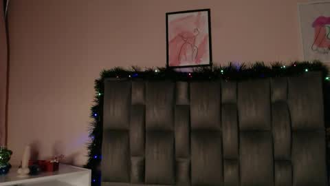 Snapshot of aiilynn_1 chatting on 12/18/25, 09:43 Ailyn online show from 12/18/25, 09:43