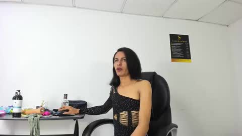 Snapshot of aisha_hotts777 chatting on 11/18/25, 04:17 Aisha online show from 11/18/25, 04:17