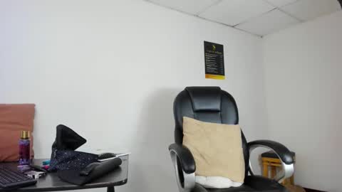 Snapshot of aisha_hotts777 chatting on 12/02/25, 05:02 Aisha online show from 12/02/25, 05:02