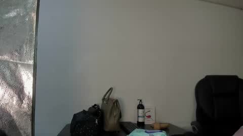 Snapshot of aisha_hotts777 chatting on 12/15/25, 02:27 Aisha online show from 12/15/25, 02:27