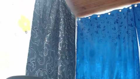 Snapshot of aisha_mcflury chatting on 11/23/25, 04:45 alexia online show from 11/23/25, 04:45