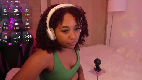 Snapshot of aisharose_ chatting on 03/08/25, 12:33 Aisha online show from 03/08/25, 12:33