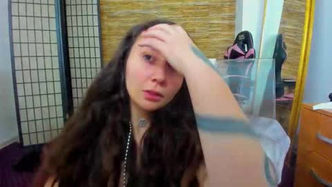 Aisha online show from 12/17/25, 06:08