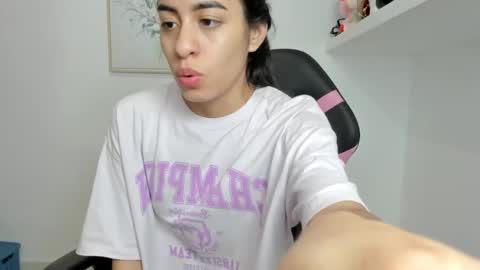 Snapshot of aitana05 chatting on 03/12/25, 12:20 VALENTINA independent online show from 03/12/25, 12:20