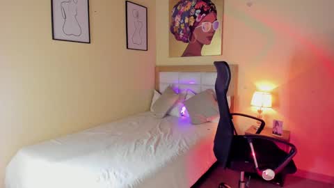 Snapshot of aitana_brown chatting on 02/21/25, 01:11 Aitana Brown online show from 02/21/25, 01:11