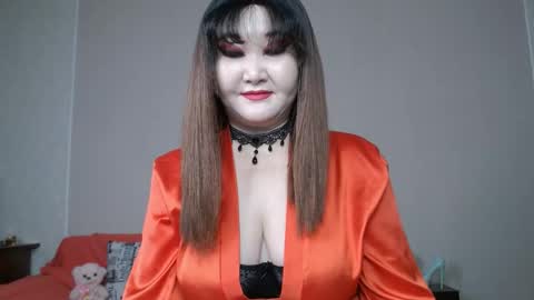 Snapshot of akanire chatting on 11/23/25, 03:28 Shelly online show from 11/23/25, 03:28