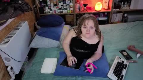 Snapshot of akindmodel chatting on 11/26/25, 11:33 Natalie online show from 11/26/25, 11:33