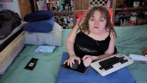 Snapshot of akindmodel chatting on 12/01/25, 12:32 Natalie online show from 12/01/25, 12:32