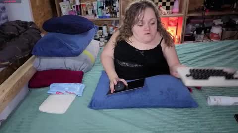 Snapshot of akindmodel chatting on 12/05/25, 10:57 Natalie online show from 12/05/25, 10:57