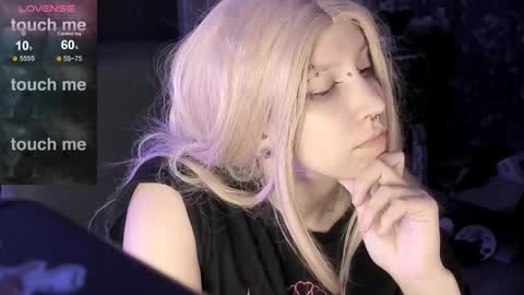 Snapshot of akira_ivyy chatting on 09/25/25, 08:23 Akira online show from 09/25/25, 08:23