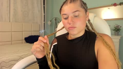 Snapshot of alaia_greyy chatting on 01/02/25, 03:51 Alaia online show from 01/02/25, 03:51