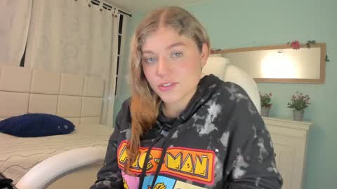 Snapshot of alaia_greyy chatting on 01/06/25, 12:35 Alaia online show from 01/06/25, 12:35