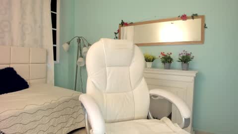 Snapshot of alaia_greyy chatting on 01/09/25, 12:52 Alaia online show from 01/09/25, 12:52