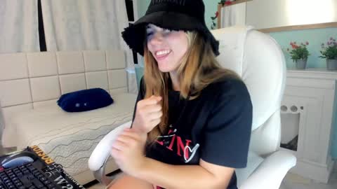 Snapshot of alaia_greyy chatting on 01/11/25, 04:36 Alaia online show from 01/11/25, 04:36