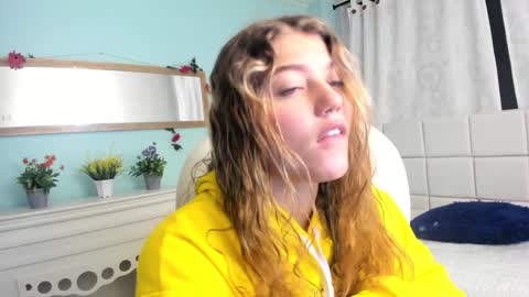 Snapshot of alaia_greyy chatting on 01/21/25, 01:32 Alaia online show from 01/21/25, 01:32