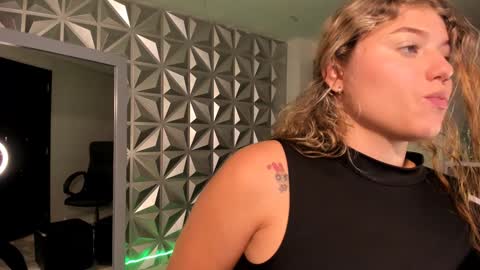 Snapshot of alaia_greyy chatting on 01/25/25, 05:19 Alaia online show from 01/25/25, 05:19