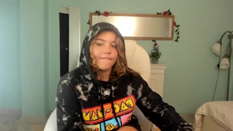 Snapshot of alaia_greyy chatting on 02/03/25, 01:51 Alaia online show from 02/03/25, 01:51