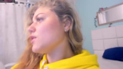 Snapshot of alaia_greyy chatting on 02/27/25, 04:32 Alaia online show from 02/27/25, 04:32