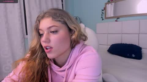 Snapshot of alaia_greyy chatting on 02/28/25, 01:14 Alaia online show from 02/28/25, 01:14