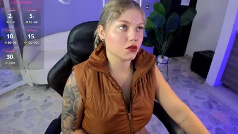 Snapshot of alaia_greyy chatting on 09/18/25, 01:02 Alaia online show from 09/18/25, 01:02