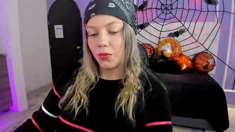 Snapshot of alaia_greyy chatting on 10/15/25, 01:22 Alaia online show from 10/15/25, 01:22