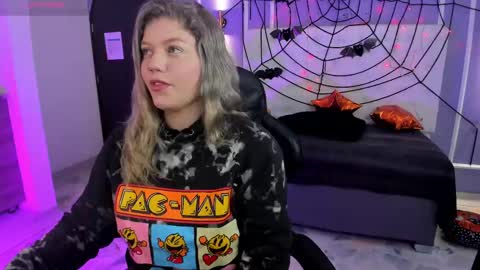 Snapshot of alaia_greyy chatting on 10/17/25, 12:52 Alaia online show from 10/17/25, 12:52