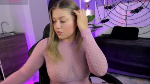 Snapshot of alaia_greyy chatting on 10/25/25, 01:07 Alaia online show from 10/25/25, 01:07