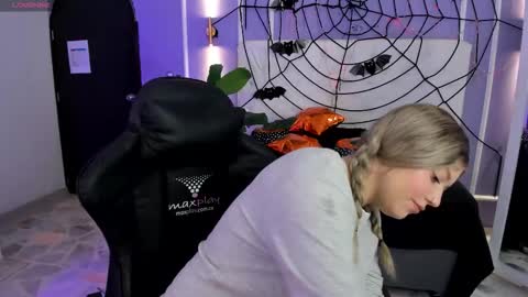 Snapshot of alaia_greyy chatting on 11/01/25, 01:13 Alaia online show from 11/01/25, 01:13