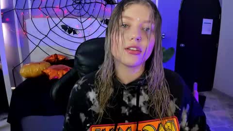 Snapshot of alaia_greyy chatting on 11/04/25, 12:37 Alaia online show from 11/04/25, 12:37