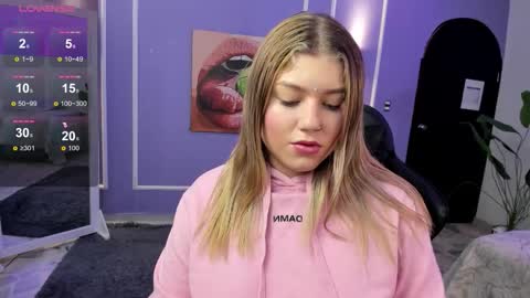 Snapshot of alaia_greyy chatting on 11/10/25, 12:37 Alaia online show from 11/10/25, 12:37