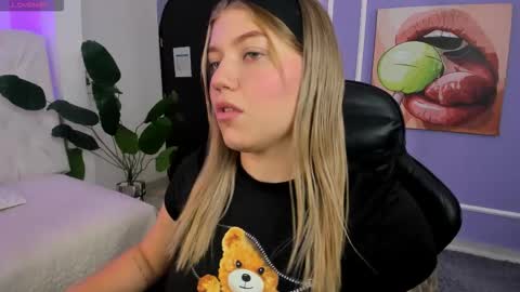 Snapshot of alaia_greyy chatting on 11/15/25, 02:35 Alaia online show from 11/15/25, 02:35