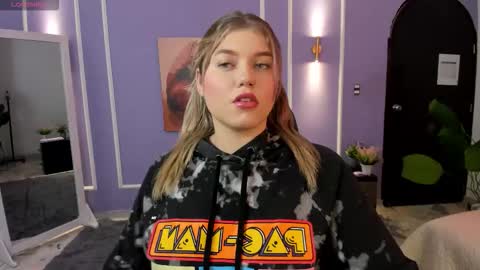 Snapshot of alaia_greyy chatting on 11/22/25, 12:59 Alaia online show from 11/22/25, 12:59