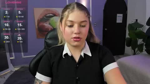 Snapshot of alaia_greyy chatting on 11/27/25, 02:19 Alaia online show from 11/27/25, 02:19