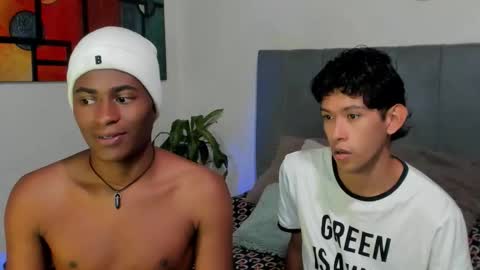 Snapshot of alan_scot chatting on 10/22/25, 01:39 Alan and Criss - WE JUST FRIENDS WITH BENEFITS BOTH VERS online show from 10/22/25, 01:39