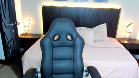 Snapshot of alani_rose_ chatting on 10/29/25, 11:01 ALANI online show from 10/29/25, 11:01