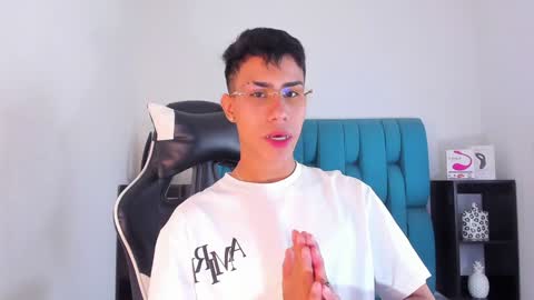 Snapshot of alannaughty_ chatting on 01/23/25, 10:01 alannaughty_ online show from 01/23/25, 10:01