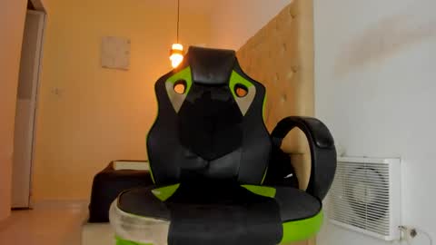 Snapshot of alantrickz365 chatting on 10/22/25, 02:01 alantrickz365 online show from 10/22/25, 02:01