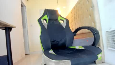 Snapshot of alantrickz365 chatting on 12/14/25, 10:36 alantrickz365 online show from 12/14/25, 10:36