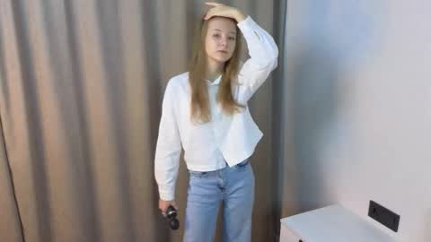 Lola online show from 10/24/25, 04:20