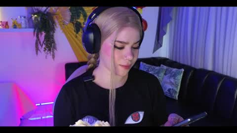 albaandthayron online show from 11/18/25, 12:09