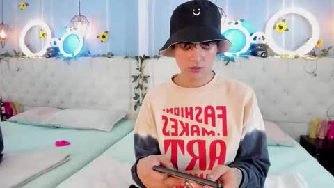 Snapshot of ale_aurarashi chatting on 11/19/25, 02:55 ale_aurarashi online show from 11/19/25, 02:55