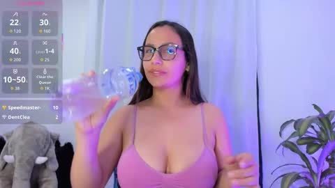 Snapshot of aleaa_ chatting on 10/19/25, 12:44 aleaa online show from 10/19/25, 12:44